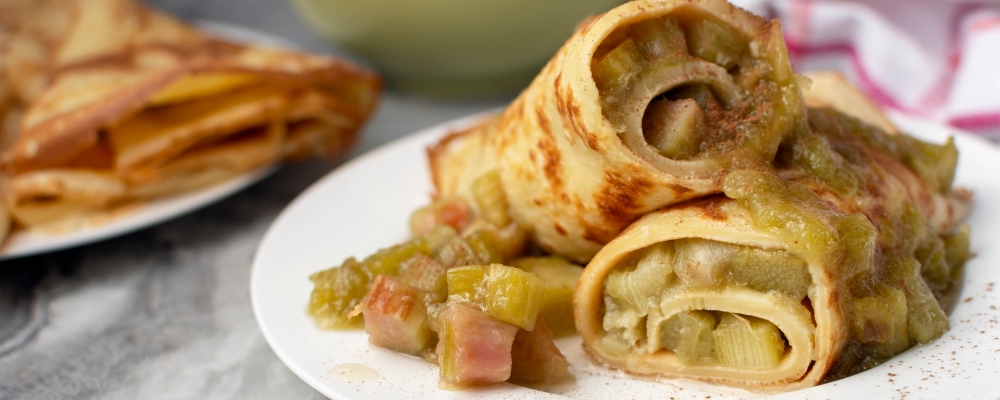 Rhubarb and custard crepes 
